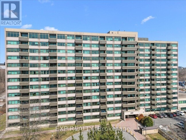 555 Brittany Dr in Ottawa, ON - Building Photo - Building Photo