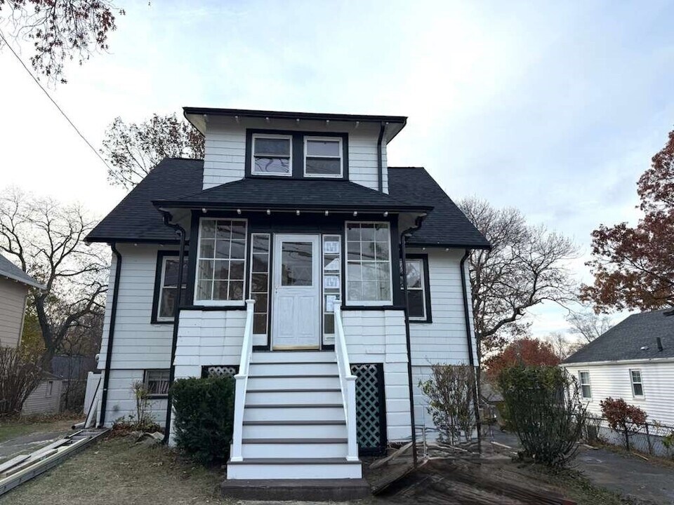 194 Fells Ave in Medford, MA - Building Photo