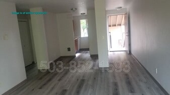 20125 SW Tualatin Valley Hwy in Beaverton, OR - Building Photo