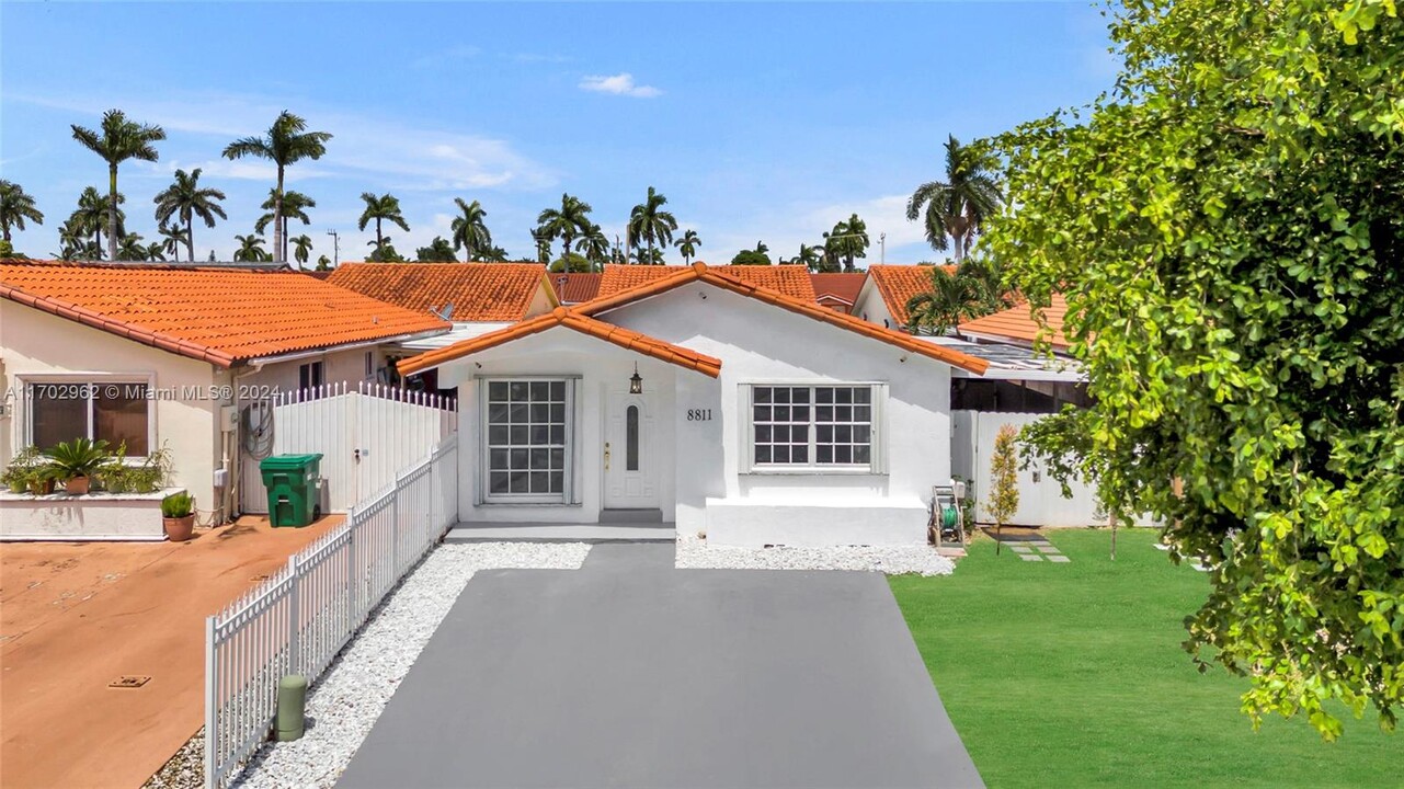 8811 NW 112th Terrace in Hialeah Gardens, FL - Foto de edificio