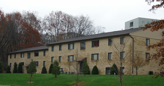 PARK PLAZA APARTMENTS in Pittsburgh, PA - Building Photo - Building Photo