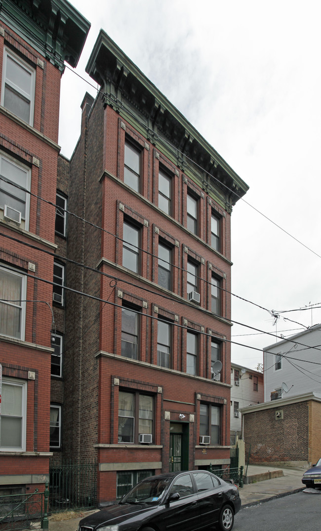 112 Stuyvesant Ave in Jersey City, NJ - Foto de edificio - Building Photo