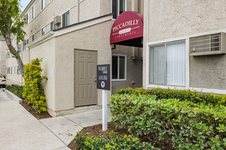 Piccadilly Square in Fullerton, CA - Foto de edificio - Building Photo