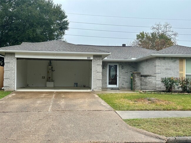1111 E Brompton Dr in Pearland, TX - Building Photo - Building Photo