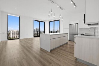 101 Diplomat Pkwy, Unit 2402 in Hallandale Beach, FL - Foto de edificio - Building Photo