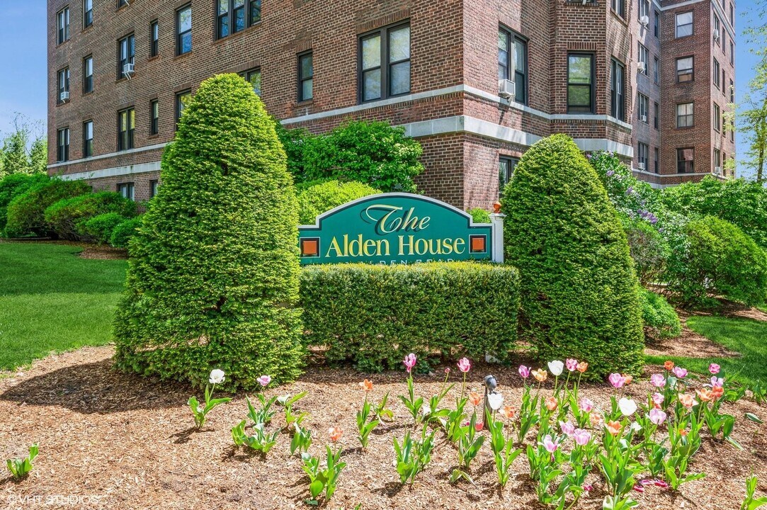 11 Alden Rd in Larchmont, NY - Foto de edificio