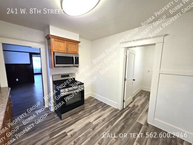 241 W 8th St in Long Beach, CA - Building Photo - Building Photo
