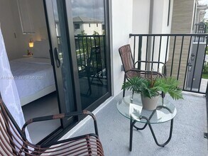 302 NW 11th Ct in Florida City, FL - Foto de edificio - Building Photo