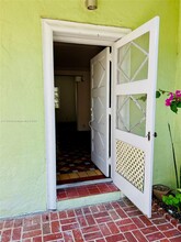 2830 Pine Tree Dr in Miami Beach, FL - Building Photo - Building Photo