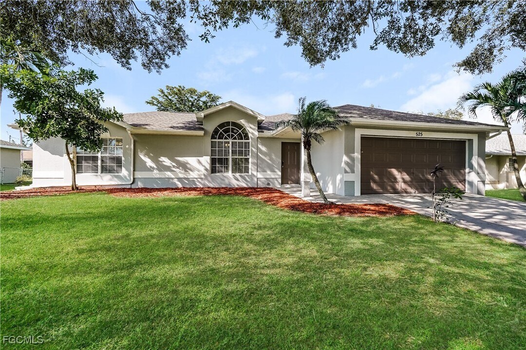 525 SW 23rd Terrace in Cape Coral, FL - Building Photo