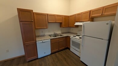 Riverwood Apartments - 514 McEvoy St in Mauston, WI - Foto de edificio - Building Photo