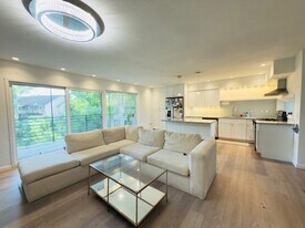 8211 Katy Fwy, Unit 3 in Houston, TX - Building Photo