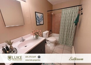 2108 W 10th St in Sioux Falls, SD - Building Photo - Building Photo