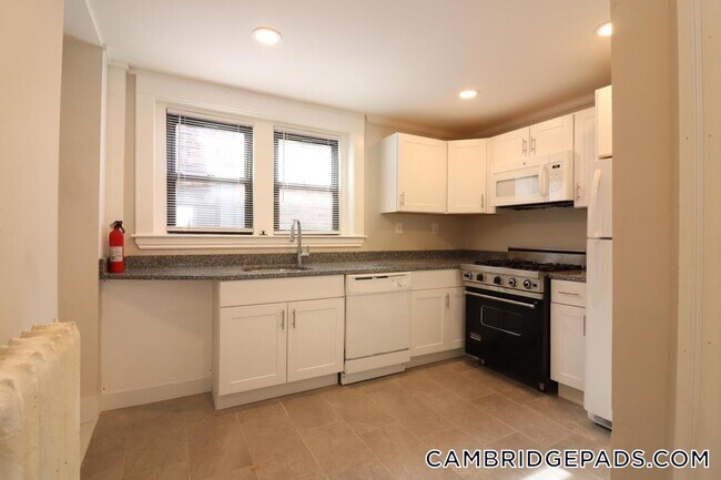 9 Upland Rd, Unit 4 in Cambridge, MA - Foto de edificio - Building Photo