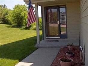 1105 Grenoble Dr in Bellevue, NE - Building Photo - Building Photo