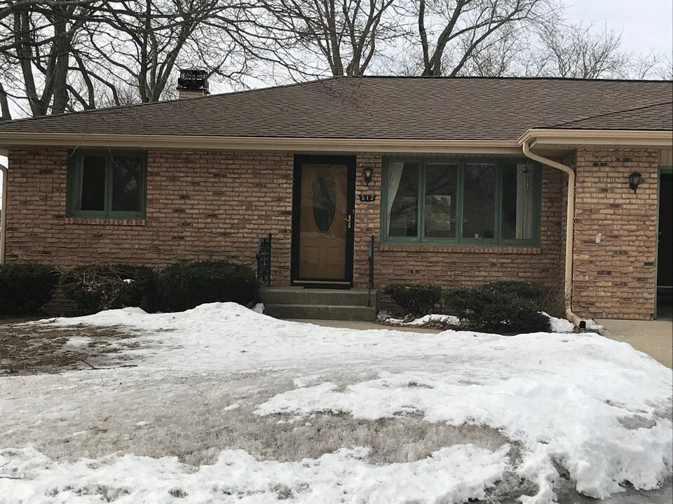 512 Elm St in Hampshire, IL - Building Photo