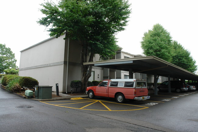 Royal Oaks Apartments in Salem, OR - Building Photo - Building Photo