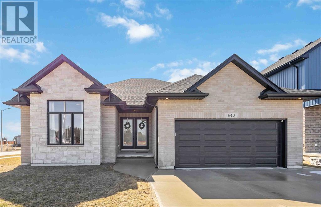 640 SWEETBAY Cres in Sarnia, ON - Building Photo