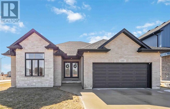 640 SWEETBAY Cres