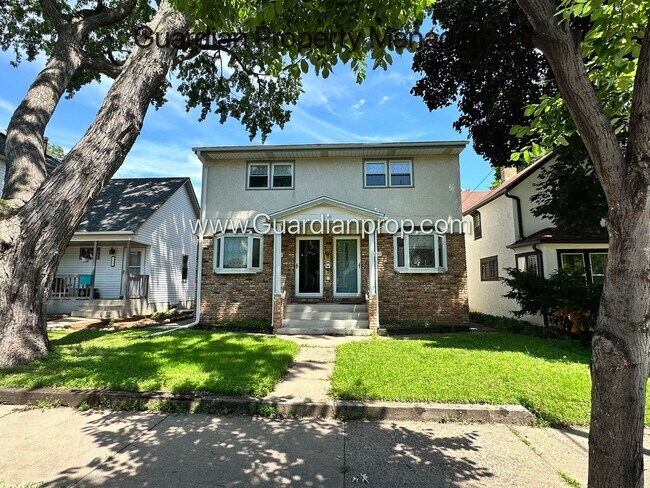 property at 633-635 NE Madison St