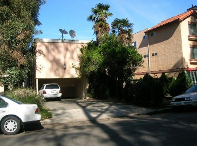 22515 Del Valle St in Woodland Hills, CA - Building Photo - Building Photo