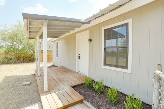 221 Porter Dr in Azle, TX - Building Photo - Building Photo