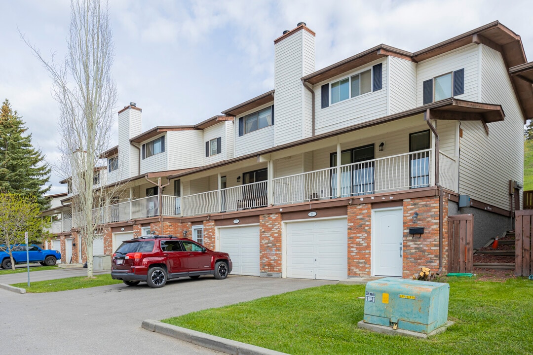 Glorond Place in Okotoks, AB - Building Photo