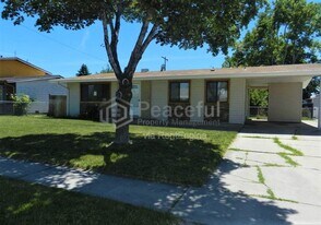 2009 W Celia Way in Layton, UT - Building Photo