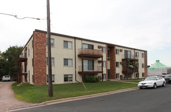 Apartments on 4th Ave in Osseo, MN - Foto de edificio - Building Photo