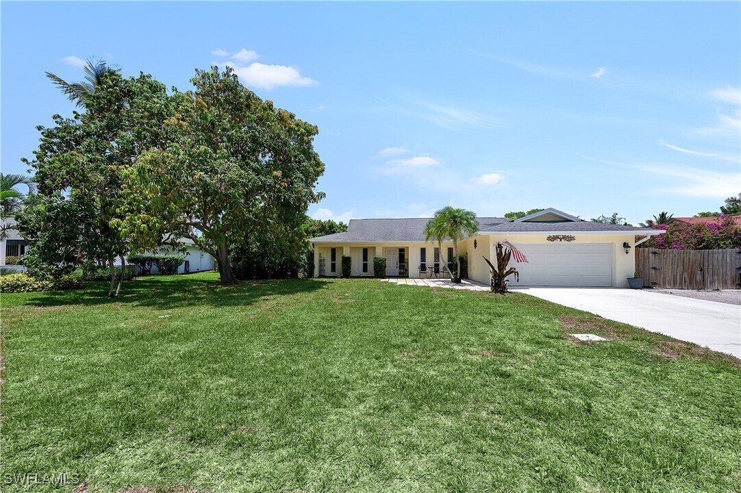 639 Pompano Dr in Naples, FL - Building Photo
