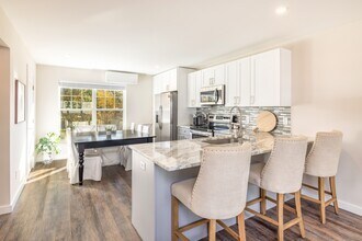 94 N Bridebrook Rd in East Lyme, CT - Building Photo - Building Photo