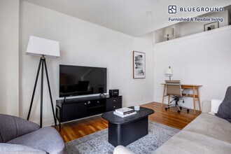 123 E 54th St in New York, NY - Building Photo - Building Photo