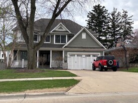 143 W Chicago Ave in Clarendon Hills, IL - Building Photo