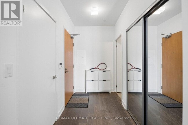 11 Wellesley St W in Toronto, ON - Building Photo - Building Photo