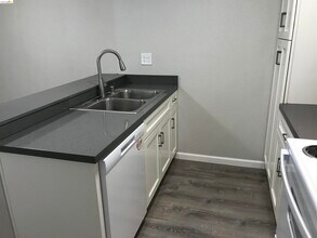 1210 Sycamore Dr in Antioch, CA - Building Photo - Building Photo