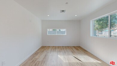 16010 Cantlay St-Unit -2 in Los Angeles, CA - Foto de edificio - Building Photo