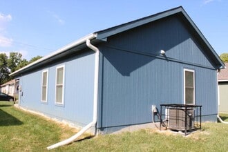 305 E Short Ave in Independence, MO - Foto de edificio - Building Photo