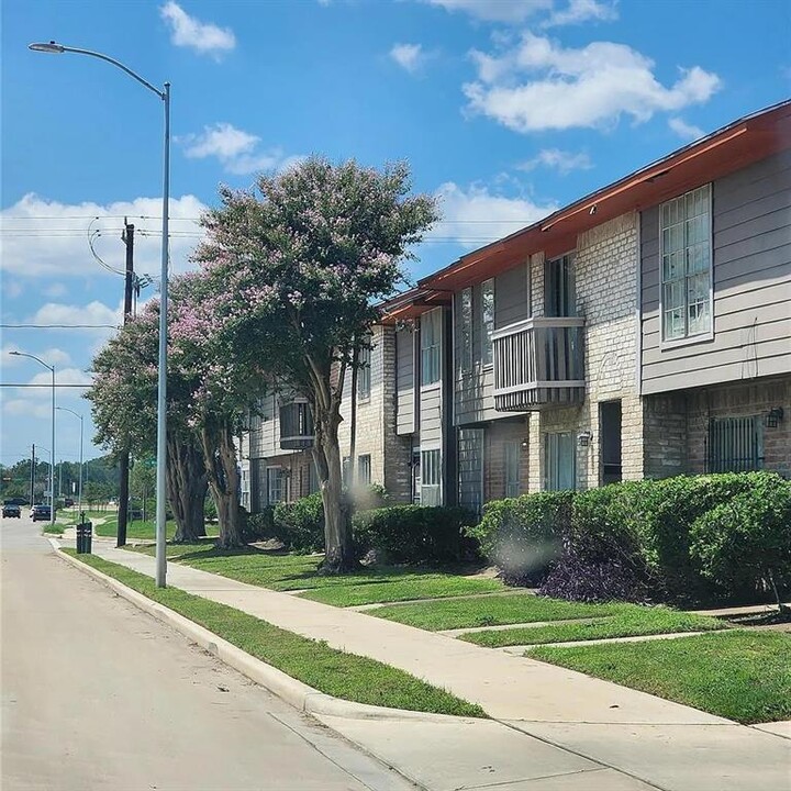 7845 Fuqua St in Houston, TX - Building Photo