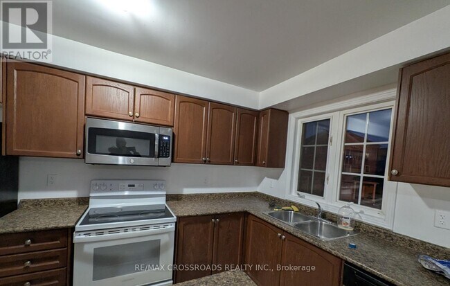 21 Wilkes Crescent in Toronto, ON - Building Photo - Building Photo