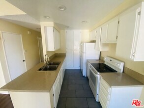 8725 Beckenham Ln in Inglewood, CA - Building Photo - Building Photo