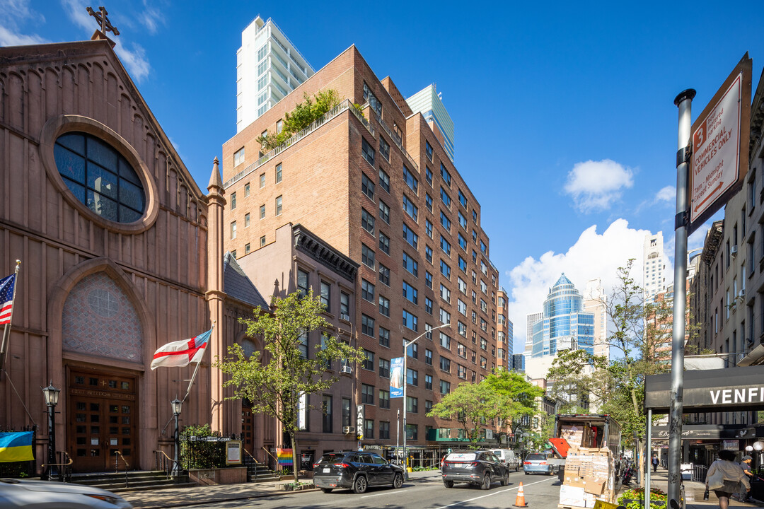 Colonnade East in New York, NY - Building Photo