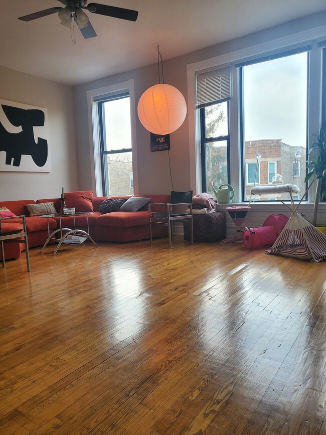 2511 W Augusta Blvd, Unit 2F