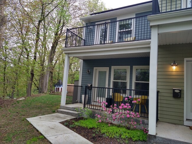 37 Hampden St, Unit 8 in Northampton, MA - Building Photo - Building Photo