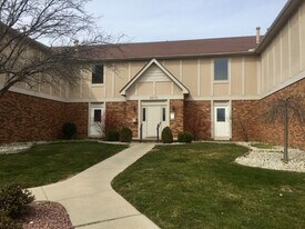 5615 Baronswood Cir, Unit 204 in Toledo, OH - Building Photo