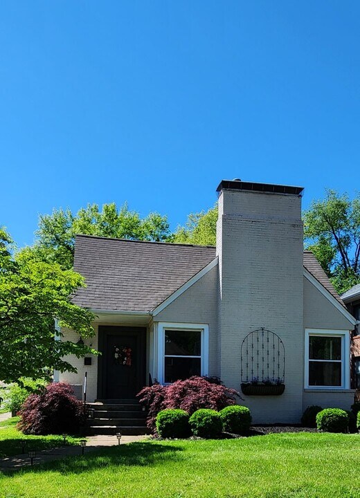 7800 Delmar Blvd in University City, MO - Building Photo