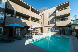 1944 Whitley Ave. in Los Angeles, CA - Foto de edificio - Building Photo