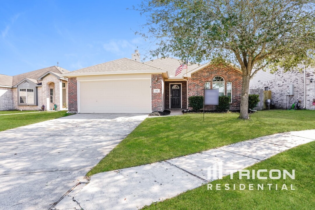 102 Mustang Stampede Dr in La Marque, TX - Building Photo