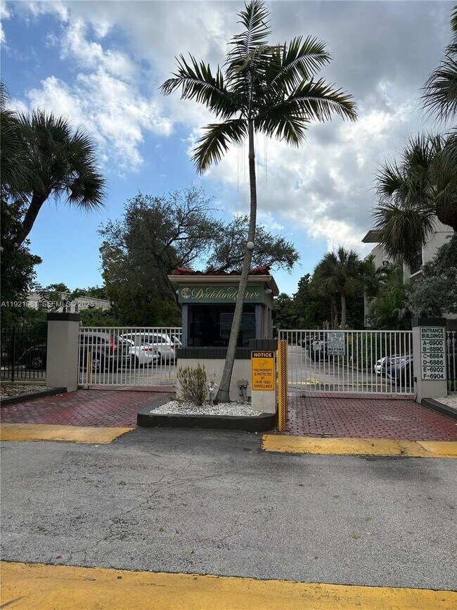 6900 N Kendall Dr in Pinecrest, FL - Building Photo - Building Photo