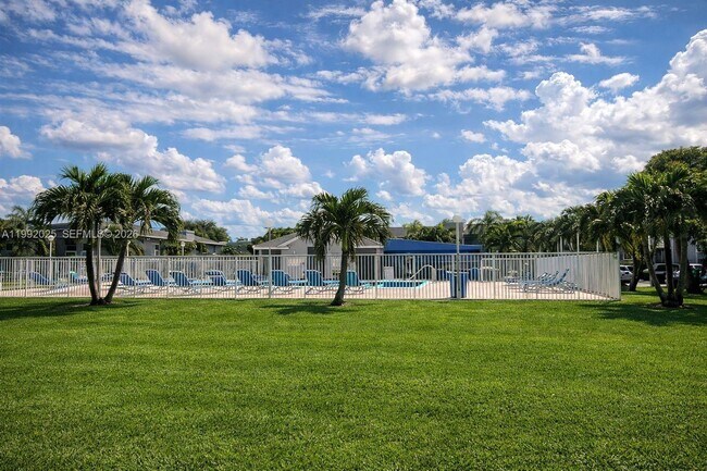 422 NE 210th Cir Terrace in Miami, FL - Building Photo - Building Photo