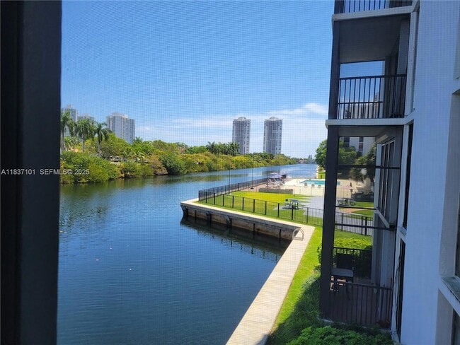 3401 N Country Club Dr, Unit EI202 in Aventura, FL - Building Photo - Building Photo